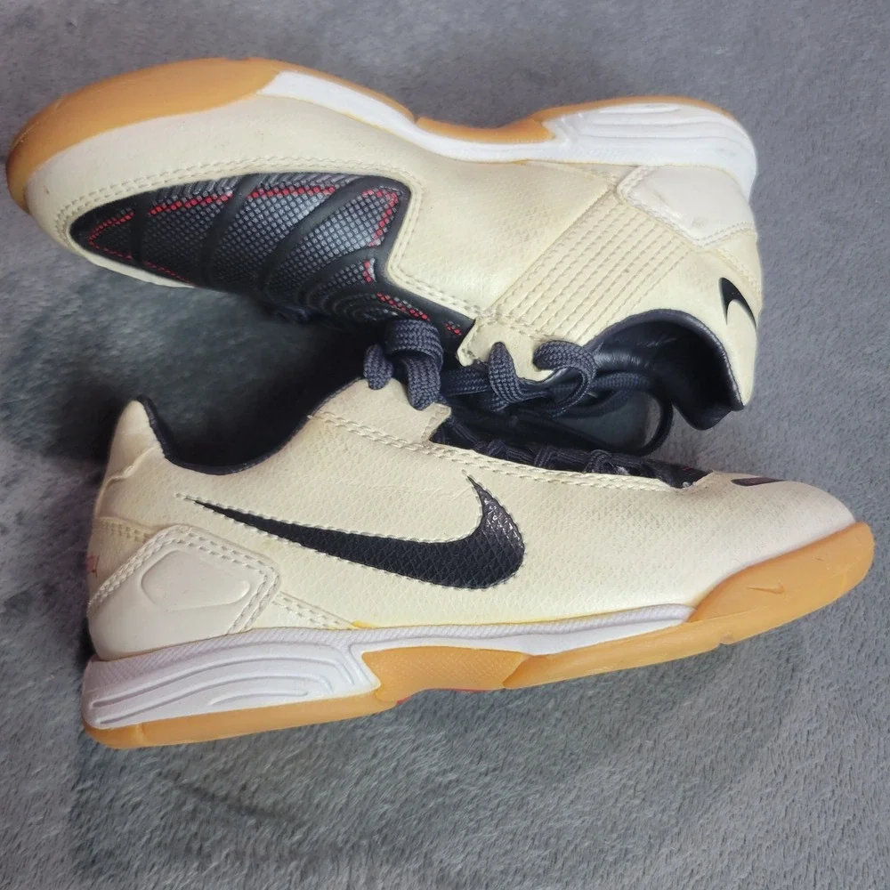 Nike Total 90‎ Shoot Kids Indoor Soccer Shoes Cream Black Red Gum Sole 8 Inch
